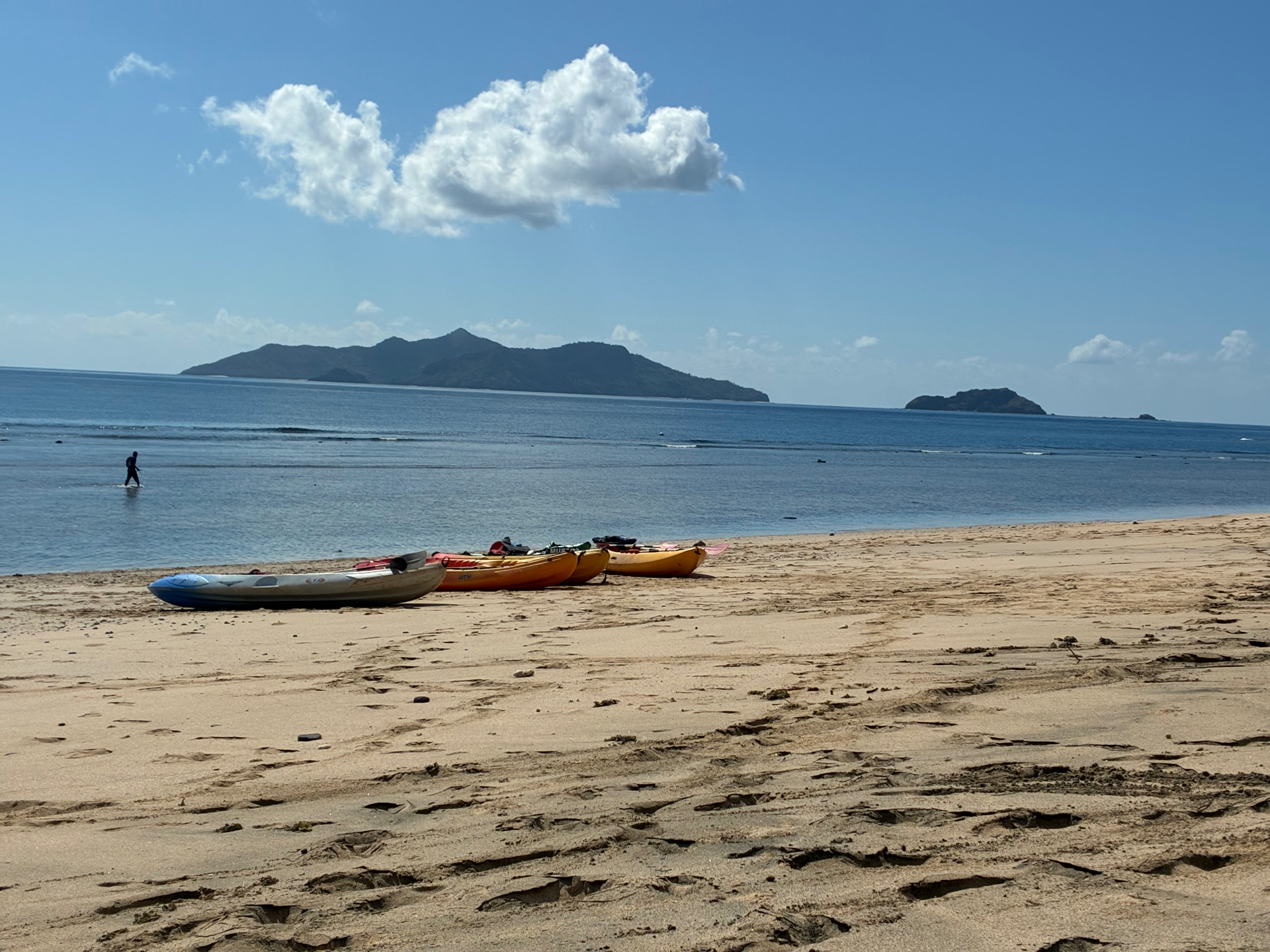 Kayaks alignés sur la plage de M'Tsangadoua