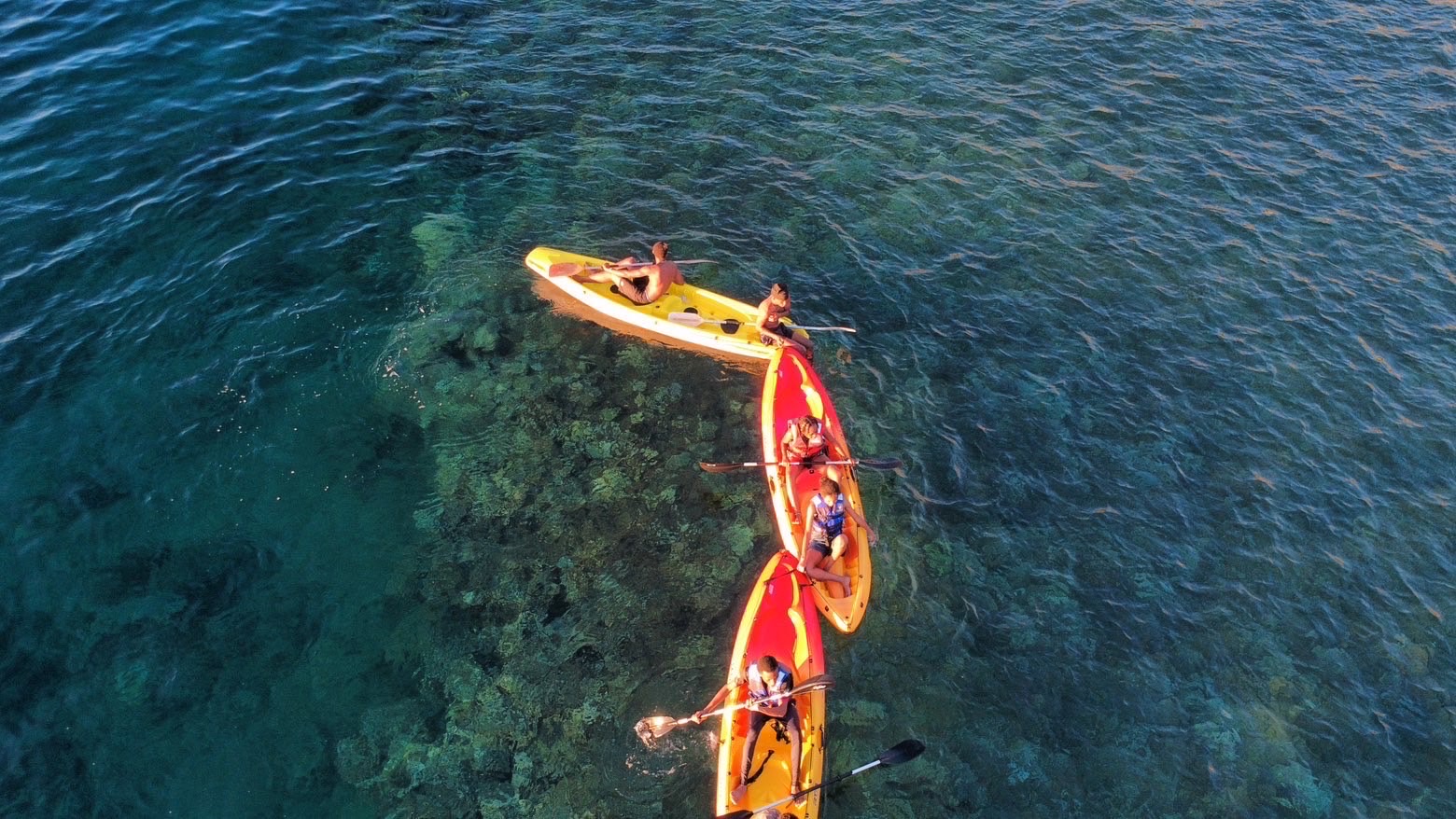 Kayaks sur le lagon turquoise de M'Tsangadoua